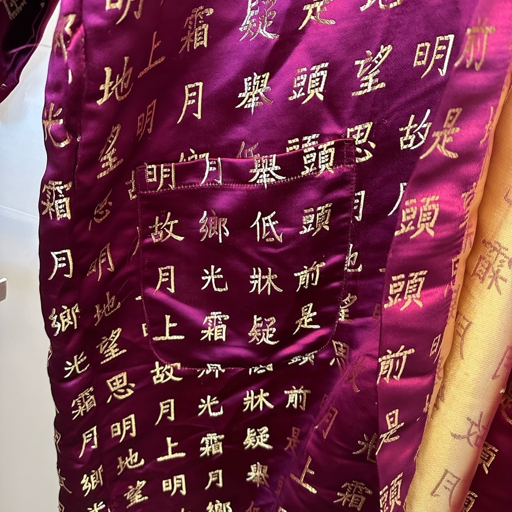NWT 100% silk kimono, vintage , Burgundy gold, Chinese characters, w/Belt XL - Picture 3 of 6